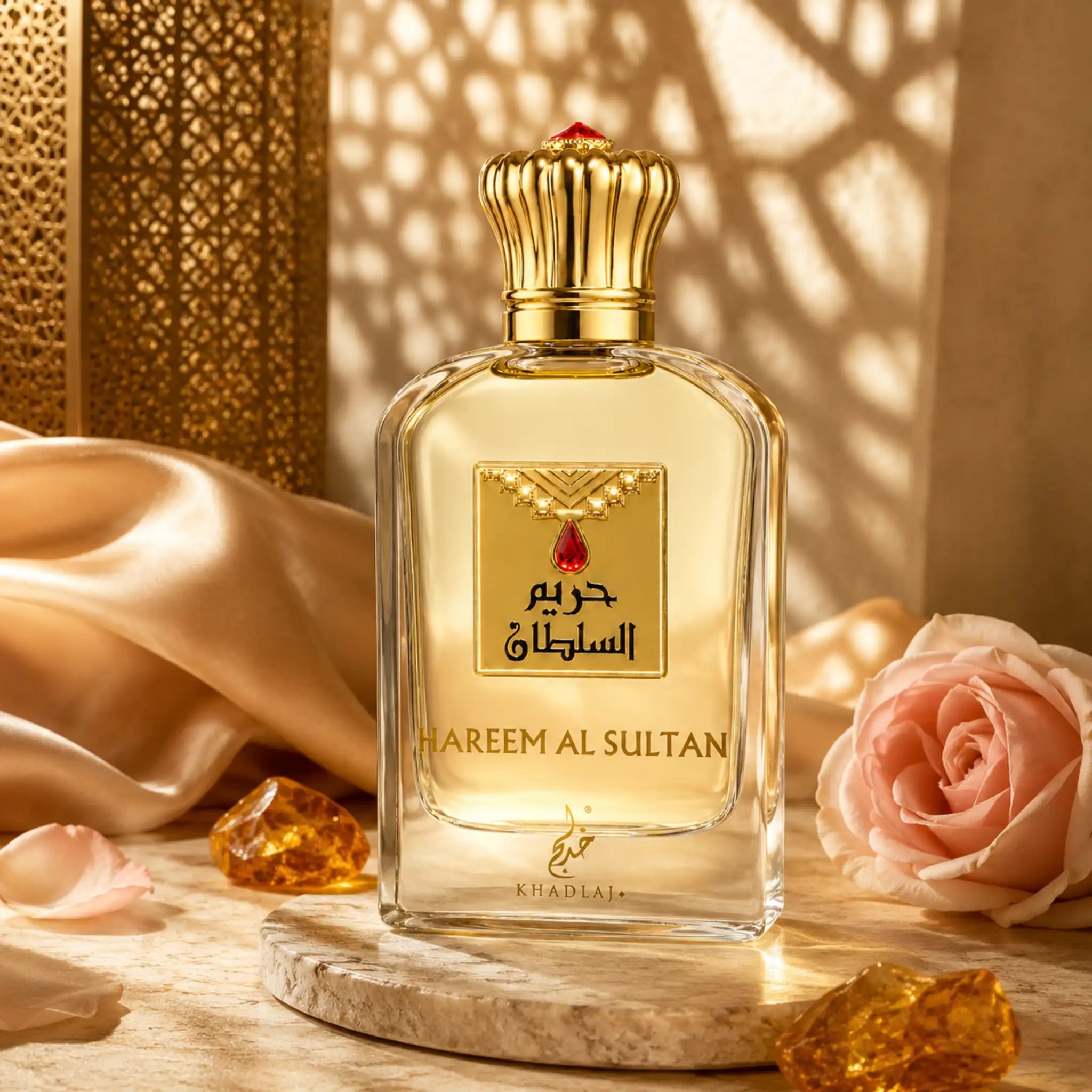 Hareem Al Sultan Khadlaj Eau de Parfum con ingredientes y fondo dorado