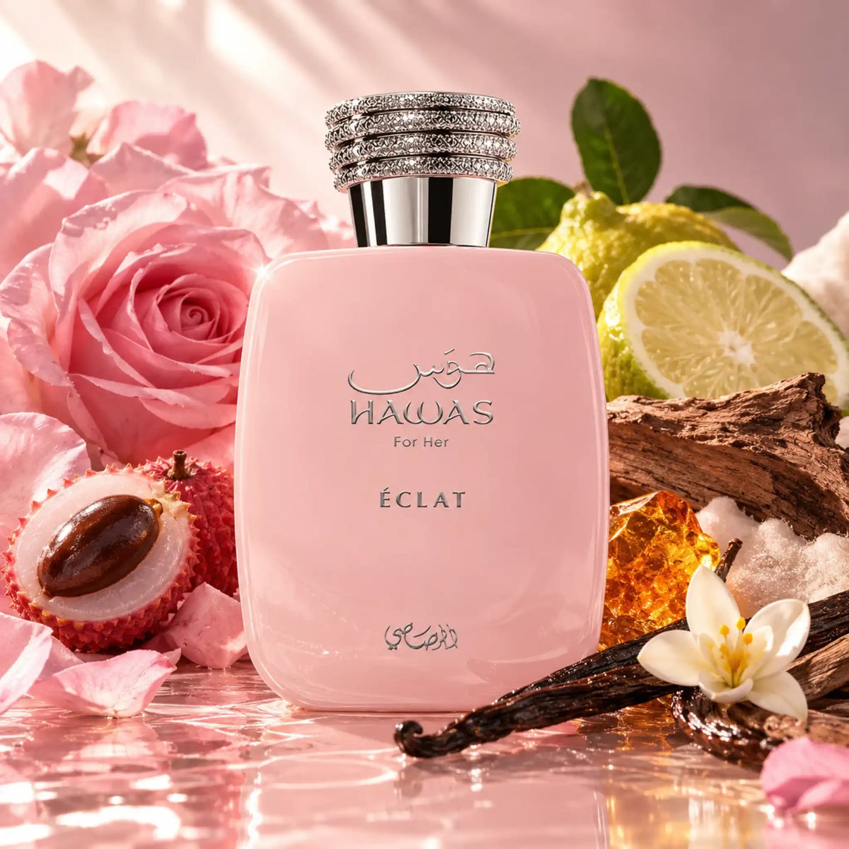 Botella de Hawas Éclat Rasasi Eau de Parfum entre flores y frutas sobre un fondo creativo