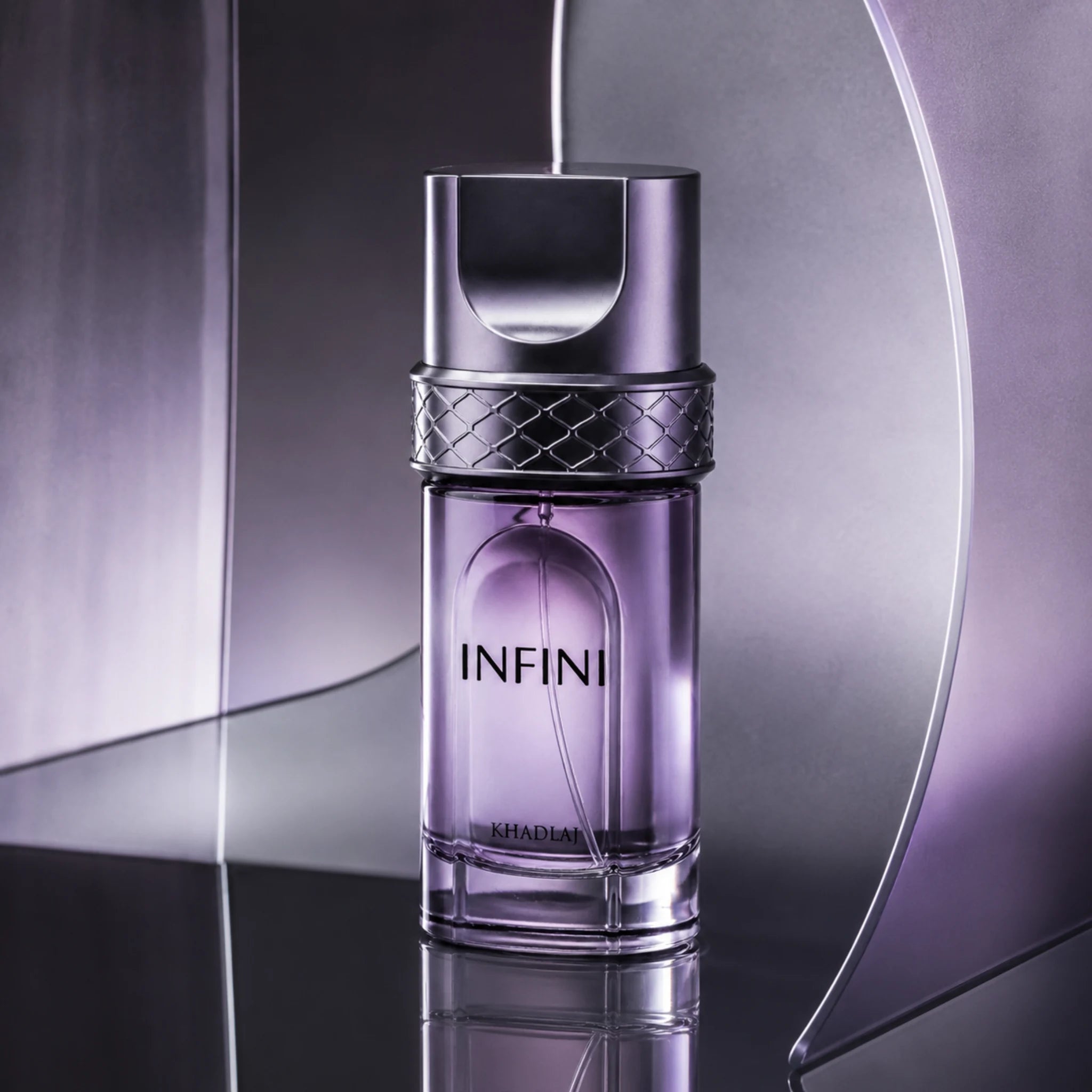 Infini Khadlaj Eau de Parfum con fondo morado