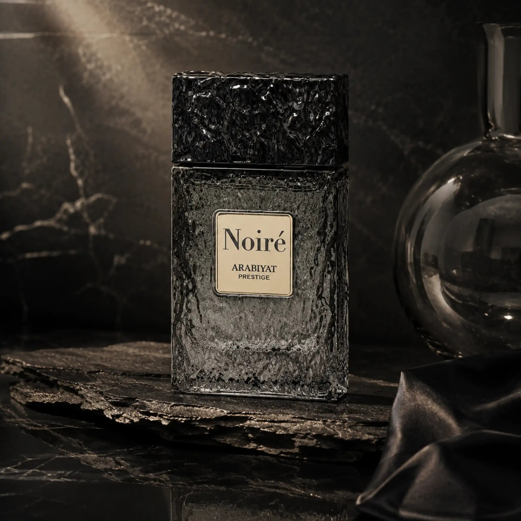 Fondo negro de Noirè Arabiyat Prestige Eau de Parfum