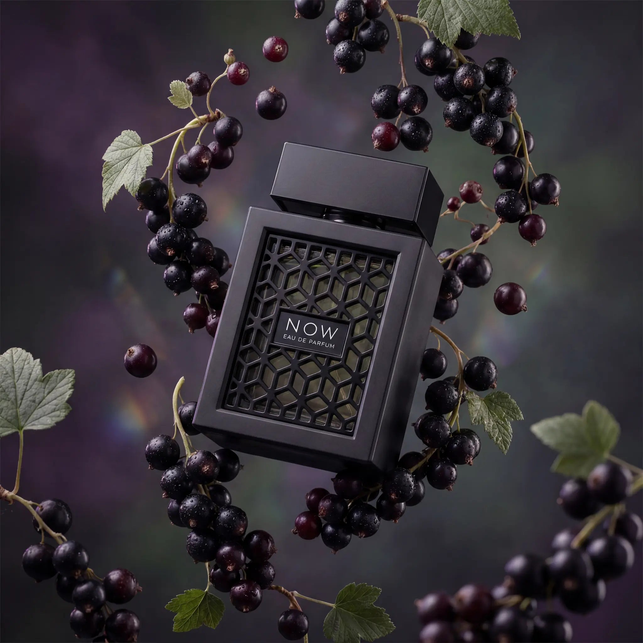 Now Rave Eau de Parfum Para Hombre con fondo creativo de frutas