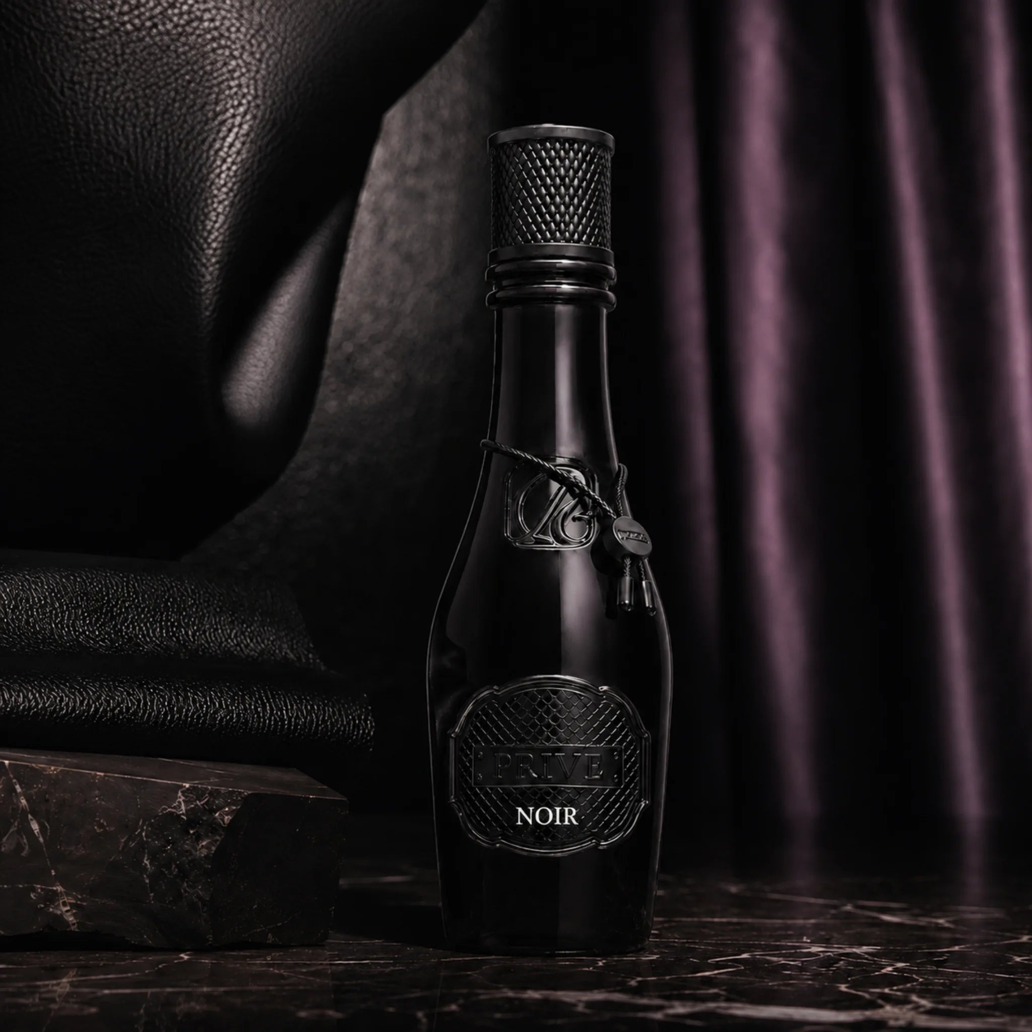 Prive Noir Riiffs Eau de Parfum con fondo creativo