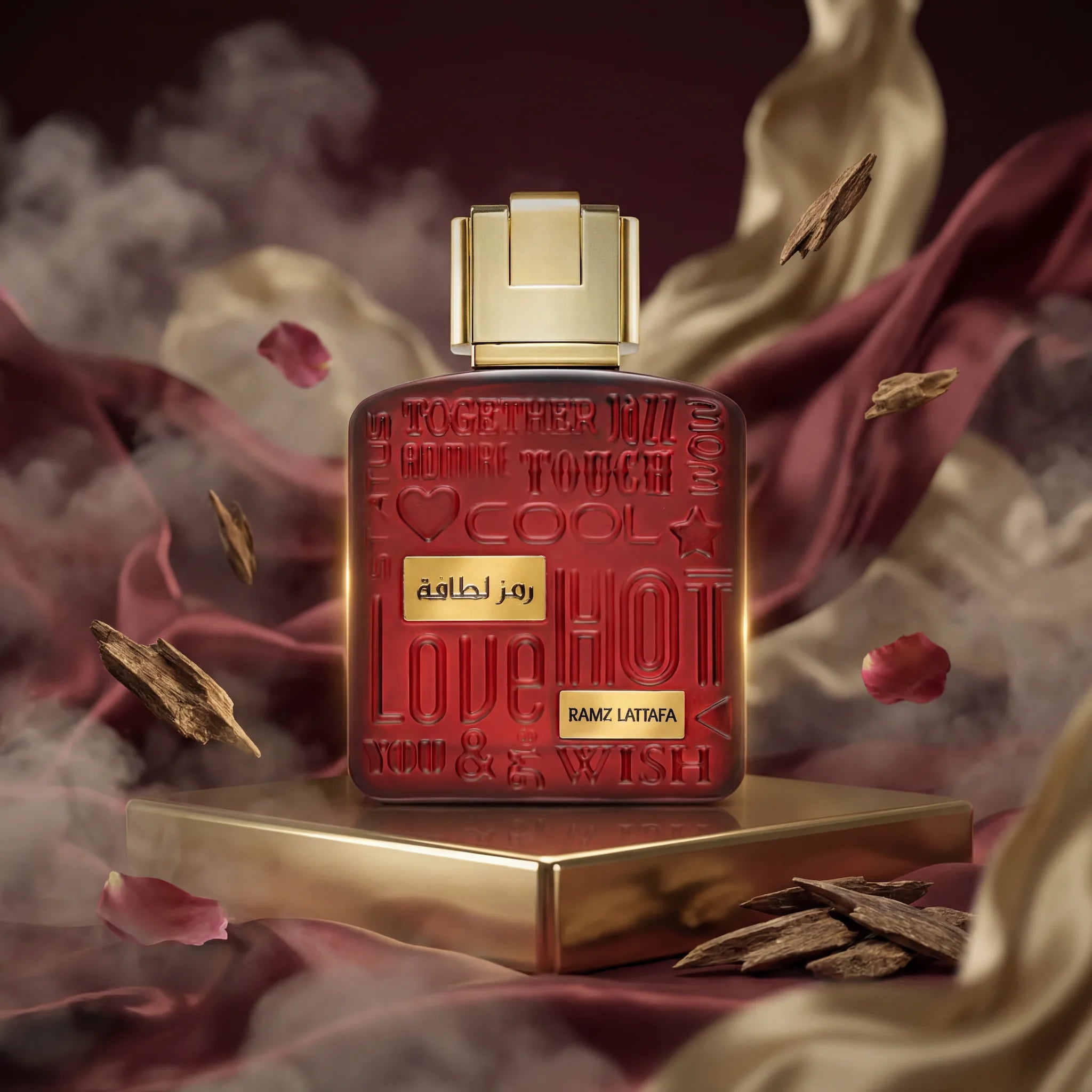 Ramz Gold Lattafa Eau de Parfum Para Mujer con fondo creativo de temática rosada