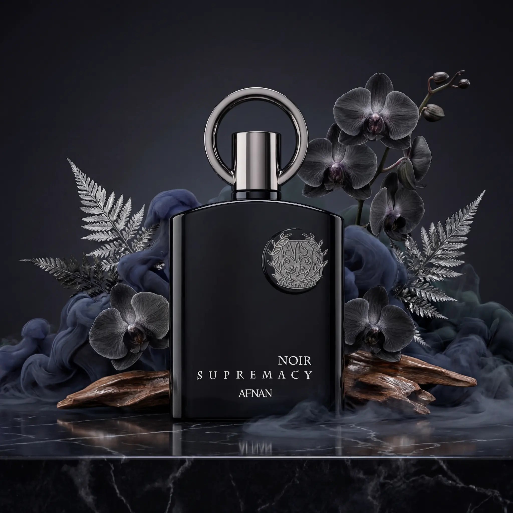 Supremacy Noir Afnan Eau de Parfum Para Hombre con fondo creativo de hojas y flores negras