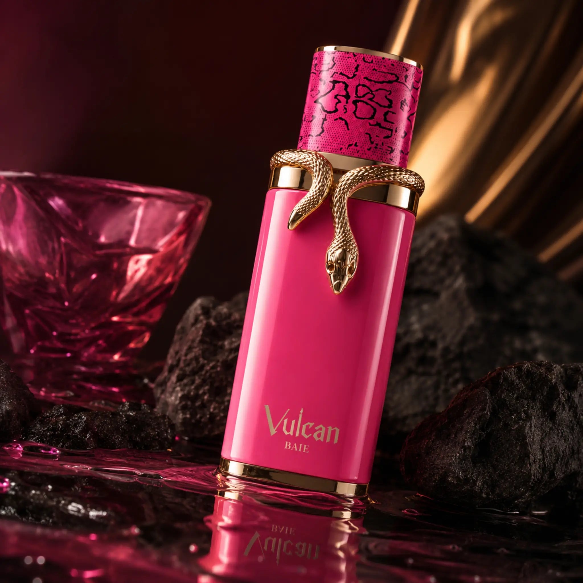 Vulcan Baie French Avenue Eau de Parfum con copa rosada de fondo